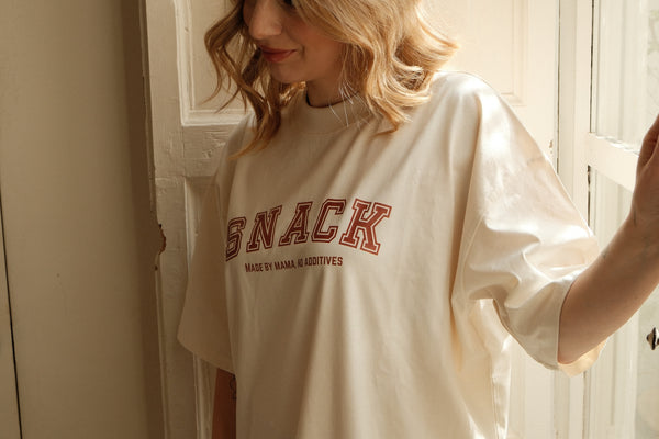 Snack Shirt – Made by Mama, No Additives (Cream-Rot)