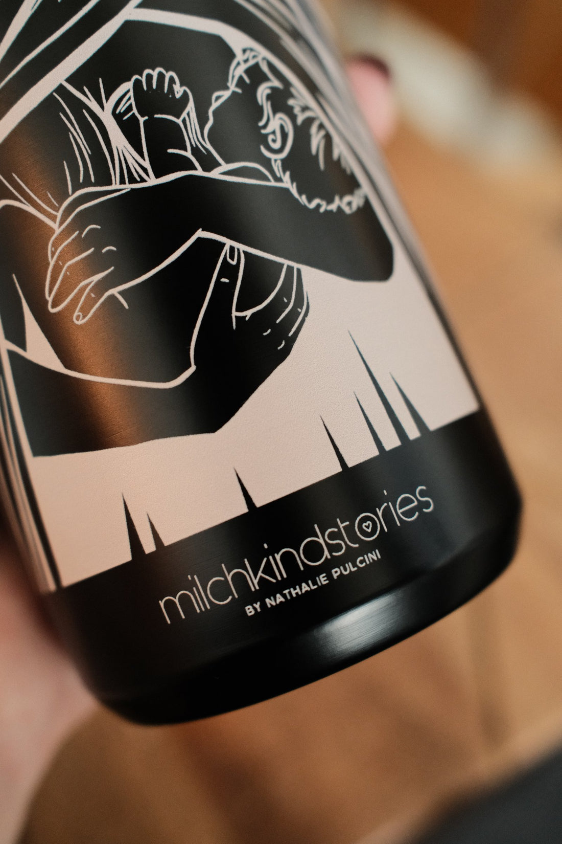 Supermom-Flasche, Motiv Mitternacht im Detail