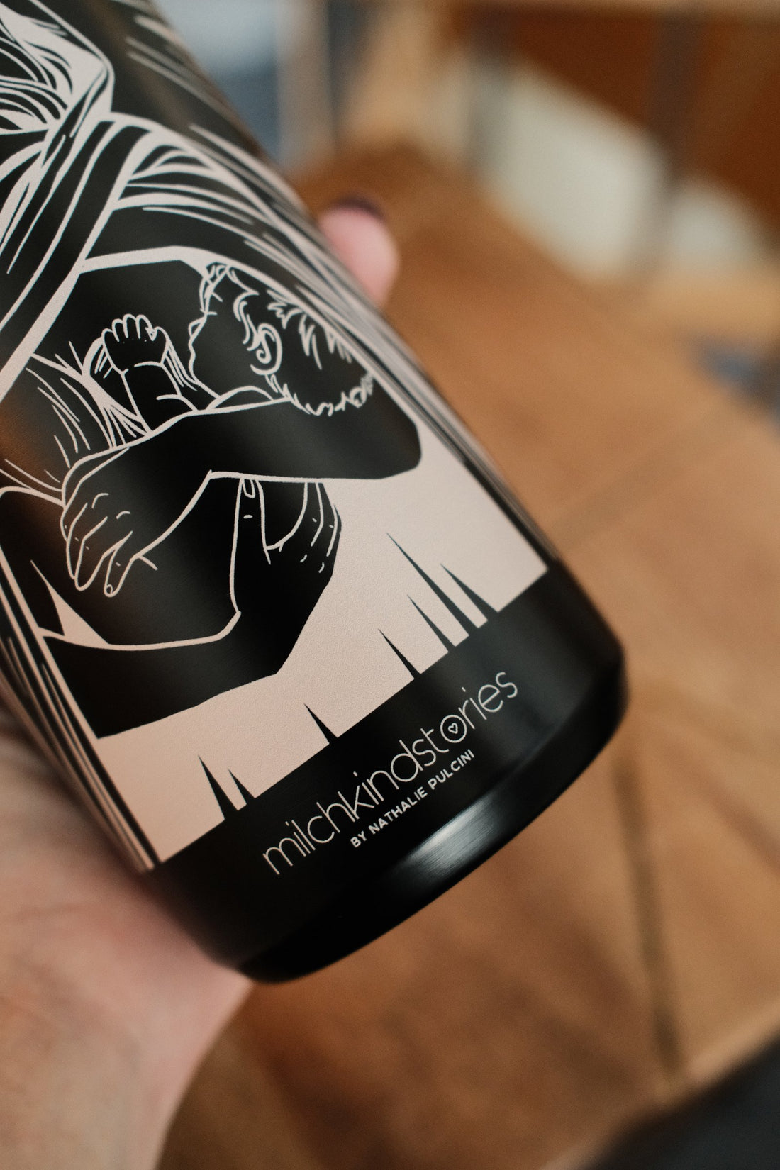 Supermom-Flasche, Motiv und Logo